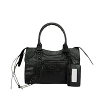 Scopri l'Eleganza con il Sac à Main en Cuir Véritable – Élégance Intemporelle e Finitura Artisanale Afferma il tuo stile con un accessorio indispensabile che unisce raffinatezza e funzionalità. Questa borsa a mano in pelle, realizzata con cura da artigiani qualificati, offre un aspetto sofisticato adatto a tutte le occasioni. Progettata per accompagnarti quotidianamente in ogni evento, si distingue per la qualità dei suoi materiali, le finiture impeccabili e il design senza tempo.