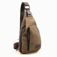 Voyageur - Il compagno ideale per le tue avventure Scopri la perfetta combinazione di stile e praticità con il borsello uomo tela Voyageur. Questa borsa tracolla uomo è realizzata in resistente tela di cotone, disponibile in due dimensioni per adattarsi alle vostre esigenze. Che tu stia partendo per una fuga dalla città o affrontando la routine quotidiana, questa borsa uomo viaggio sarà la tua fedele compagna. Il suo design moderno ti consente di trasportare gli elementi essenziali con eleganza e funzionali