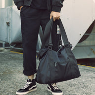 Viaggia con Stile con VoyagePro! Scopri il VoyagePro - il borsone da viaggio per l'uomo moderno che ricerca sia stile che funzionalità. Con la sua grande capacità e il design impermeabile, questa borsa è ideale per tutte le tue avventure, sia che si tratti di un weekend fuori porta o di un viaggio di lavoro. Grazie al suo design sofisticato, puoi trasportare tutto il necessario in modo sicuro e confortevole. Principali Vantaggi: Grande Capacità: Spazio sufficiente dai 20 ai 35 litri per tutti i tuoi oggetti
