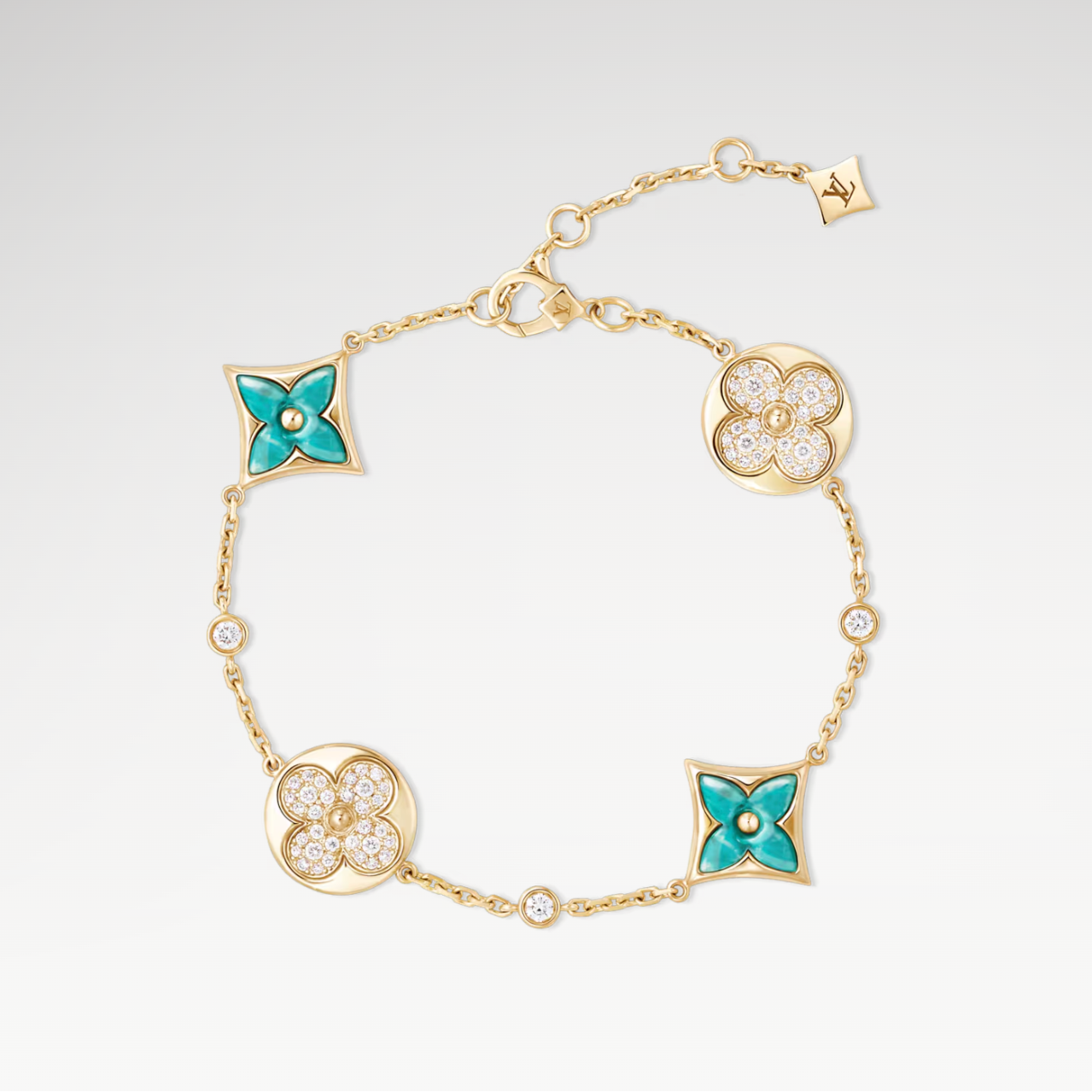 Bracciale floreale con delicati fiori intrecciati su una base sottile, dettagli di petali dai colori pastello, stile elegante e raffinato, perfetto per occasioni speciali come matrimoni o cerimonie, decorazione artigianale che richiama la bellezza della natura. Parole chiave: bracciale floreale, fiori, accessorio, elegante, cerimonia, natura, decorazione, matrimonio, petali, intrecciato, artigianale, delicato, raffinato.