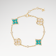 Bracciale floreale con delicati fiori intrecciati su una base sottile, dettagli di petali dai colori pastello, stile elegante e raffinato, perfetto per occasioni speciali come matrimoni o cerimonie, decorazione artigianale che richiama la bellezza della natura. Parole chiave: bracciale floreale, fiori, accessorio, elegante, cerimonia, natura, decorazione, matrimonio, petali, intrecciato, artigianale, delicato, raffinato.