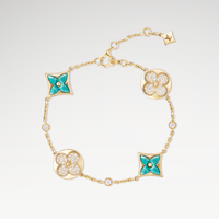 Bracciale floreale con delicati fiori intrecciati su una base sottile, dettagli di petali dai colori pastello, stile elegante e raffinato, perfetto per occasioni speciali come matrimoni o cerimonie, decorazione artigianale che richiama la bellezza della natura. Parole chiave: bracciale floreale, fiori, accessorio, elegante, cerimonia, natura, decorazione, matrimonio, petali, intrecciato, artigianale, delicato, raffinato.