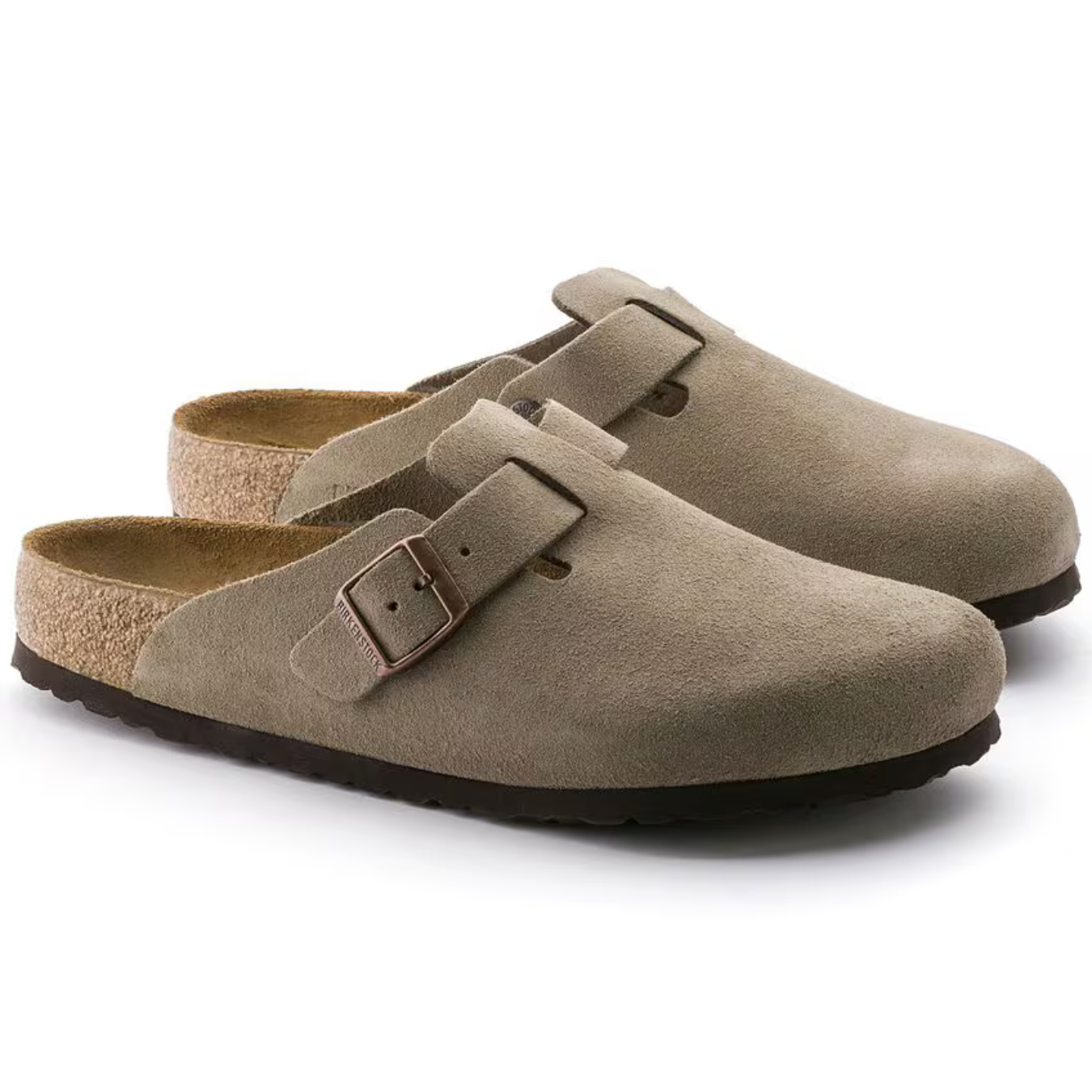 Scopri il Comfort con Boston Suède | Zoccoli Comfort Anatomici in Pelle Scamosciata Vantaggi Distintivi: Plantare anatomico morbido per un comfort prolungato Pelle scamosciata taupe: morbida, traspirante ed elegantemente naturale Cinturino regolabile con fibbia metallica per un sostegno ottimale Suola esterna in EVA: leggera, flessibile e resistente Ideale per uso interno ed esterno, in ogni stagione