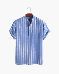 Scopri l'Eleganza della Polo Marinara Bari Scopri il perfetto equilibrio tra stile e sostenibilità con la nostra Polo Marinara Bari, una camicia a righe blu realizzata in cotone organico di alta qualità. Perfetta per l’uomo moderno che cerca un abbigliamento eco-friendly senza rinunciare all’eleganza. Ideale come camicia estiva da uomo, questa camicia leggera e traspirante offre un comfort eccezionale grazie al suo design a maniche corte e al collo coreano.