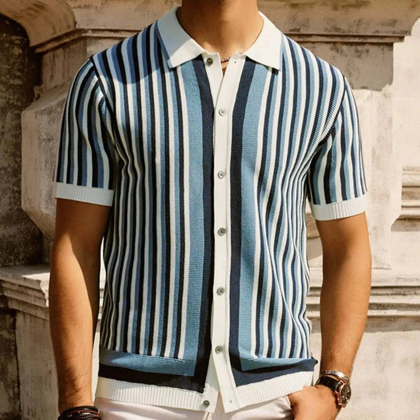 camicia a righe uomo, camicia casual uomo, moda maschile casual, camicia estiva uomo, camicia uomo stile casual, abbigliamento comodo uomo estate, camicia leggera uomo estiva, look moda uomo moderno e informale, outfit uomo casual con camicia, stile maschile camicie estate, camicie uomo tessuto leggero, abbigliamento maschile a righe informale, tendenze camicie moda uomo estiva casual