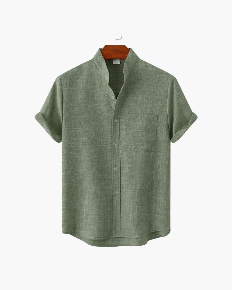 camicia colletto alla coreana, camicia elegante uomo, camicia estiva uomo, camicia a maniche corte, camicia traspirante uomo, camicia con taschino uomo, camicia leggera uomo, camicia estiva elegante uomo, camicia fresca uomo estate, camicia minimal uomo, camicia uomo comoda, camicia casual uomo elegante, camicia uomo cotone leggero, camicia uomo look contemporaneo, camicia uomo estate casual