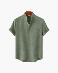 camicia colletto alla coreana, camicia elegante uomo, camicia estiva uomo, camicia a maniche corte, camicia traspirante uomo, camicia con taschino uomo, camicia leggera uomo, camicia estiva elegante uomo, camicia fresca uomo estate, camicia minimal uomo, camicia uomo comoda, camicia casual uomo elegante, camicia uomo cotone leggero, camicia uomo look contemporaneo, camicia uomo estate casual