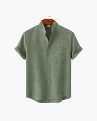 camicia colletto alla coreana, camicia elegante uomo, camicia estiva uomo, camicia a maniche corte, camicia traspirante uomo, camicia con taschino uomo, camicia leggera uomo, camicia estiva elegante uomo, camicia fresca uomo estate, camicia minimal uomo, camicia uomo comoda, camicia casual uomo elegante, camicia uomo cotone leggero, camicia uomo look contemporaneo, camicia uomo estate casual