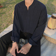 Camicia con colletto alla coreana CHUNGJU Cosa c'è di più elegante e sofisticato di una camicia coreana uomo? Scopri la perfetta combinazione di comfort e stile con la nostra camicia senza colletto CHUNGJU. Ideale per chi cerca un look distintivo, questa camicia uomo elegante estiva è realizzata in una pregiata miscela di lino e cotone, assicurando freschezza e traspirabilità durante le stagioni più calde.