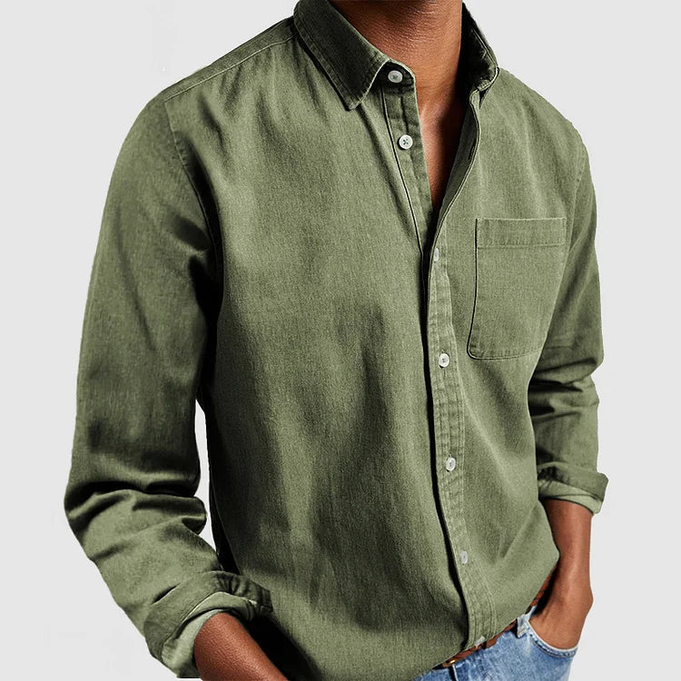 Testo alternativo: camicia uomo cotone, camicia casual uomo, men's dress shirts, mens clothing, mens t shirts, mens casual shoes, mens flannel shirt, camicie da uomo, abbigliamento uomo, t-shirt uomo, scarpe casual uomo, camicia di flanella uomo. Camicia uomo in cotone indossata in modo casual, parte di un abbigliamento maschile moderno e confortevole, abbinata a scarpe casual e t-shirt uomo sotto.
