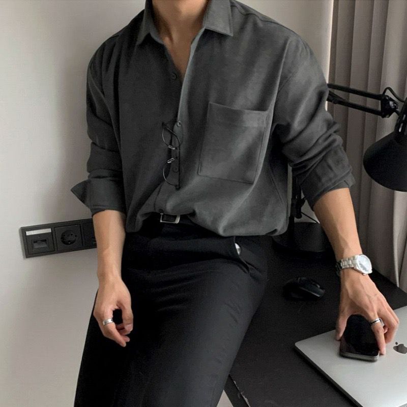 Rinnova il tuo guardaroba con la Camicia con tasca BUCHEON La Camicia con tasca BUCHEON rappresenta il connubio perfetto tra eleganza e comodità. Un capo essenziale nel mondo dell'abbigliamento uomo, questa camicia è un must-have per chi cerca uno stile sofisticato ma pratico. Realizzata in tessuto morbido e traspirante, offre un comfort eccezionale anche nelle giornate più calde, rendendola una scelta ideale per ogni stagione. 