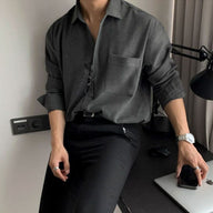 Rinnova il tuo guardaroba con la Camicia con tasca BUCHEON La Camicia con tasca BUCHEON rappresenta il connubio perfetto tra eleganza e comodità. Un capo essenziale nel mondo dell'abbigliamento uomo, questa camicia è un must-have per chi cerca uno stile sofisticato ma pratico. Realizzata in tessuto morbido e traspirante, offre un comfort eccezionale anche nelle giornate più calde, rendendola una scelta ideale per ogni stagione. 