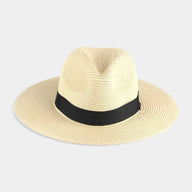 Scopri l'Eleganza Intramontabile con OLD MONEY Panama Hat Presentiamo il nostro distintivo cappello Panama di paglia, un accessorio senza tempo che emana raffinatezza ed eleganza. Realizzato con meticolosa attenzione ai dettagli, questo cappello incarna l'essenza dell'eleganza tradizionale. Intrecciato a mano con i materiali di paglia più pregiati, vanta una silhouette classica Panama, completa di una corona strutturata e una larga falda, perfetta per proteggere dai raggi del sole durante passeggiate rilass
