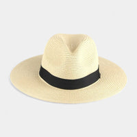 Scopri l'Eleganza Intramontabile con OLD MONEY Panama Hat Presentiamo il nostro distintivo cappello Panama di paglia, un accessorio senza tempo che emana raffinatezza ed eleganza. Realizzato con meticolosa attenzione ai dettagli, questo cappello incarna l'essenza dell'eleganza tradizionale. Intrecciato a mano con i materiali di paglia più pregiati, vanta una silhouette classica Panama, completa di una corona strutturata e una larga falda, perfetta per proteggere dai raggi del sole durante passeggiate rilass