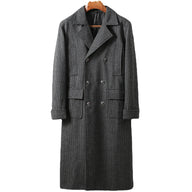 cappotto lungo uomo, cappotto doppiopetto, cappotto lana uomo, giacca invernale uomo, cappotto elegante uomo, cappotto a quadri uomo, soprabito uomo, cappotto maschile caldo, abbigliamento inverno uomo, stile elegante uomo, soprabito doppiopetto, moda maschile, cappotto raffinato uomo, giacca elegante invernale uomo, cappotto da uomo, outfit maschile formale, cappotto uomo lana lungo caldo