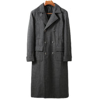 cappotto lungo uomo, cappotto doppiopetto, cappotto lana uomo, giacca invernale uomo, cappotto elegante uomo, cappotto a quadri uomo, soprabito uomo, cappotto maschile caldo, abbigliamento inverno uomo, stile elegante uomo, soprabito doppiopetto, moda maschile, cappotto raffinato uomo, giacca elegante invernale uomo, cappotto da uomo, outfit maschile formale, cappotto uomo lana lungo caldo