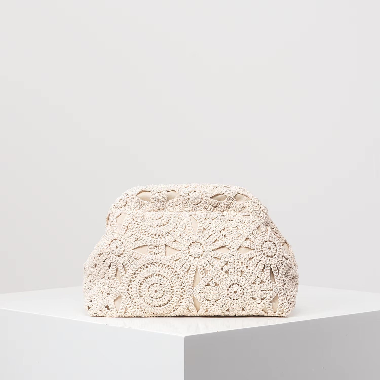 Clutch con trama intrecciata e chiusura magnetica