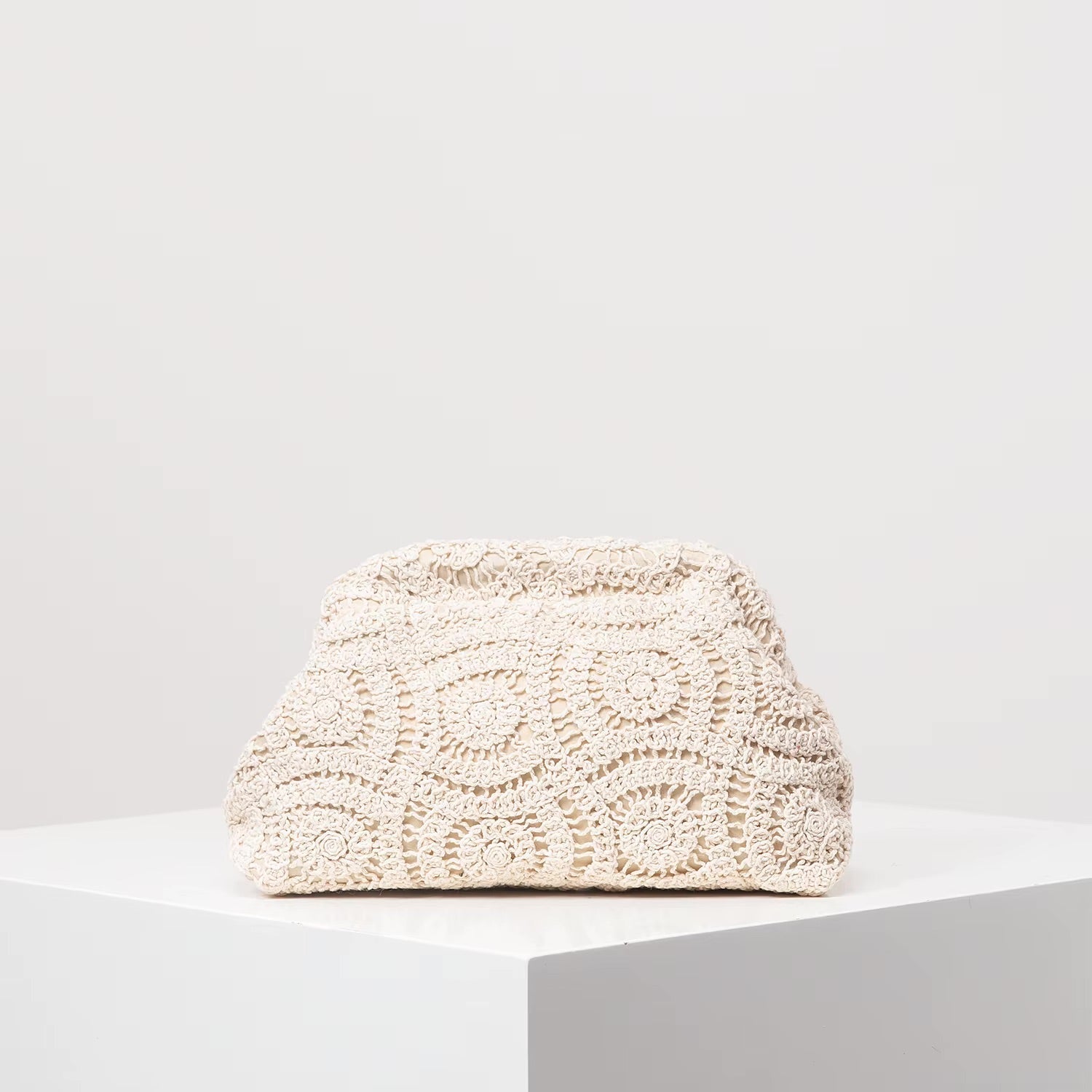 Clutch con trama intrecciata e chiusura magnetica