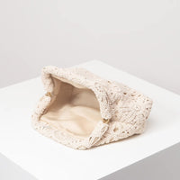 Clutch con trama intrecciata e chiusura magnetica