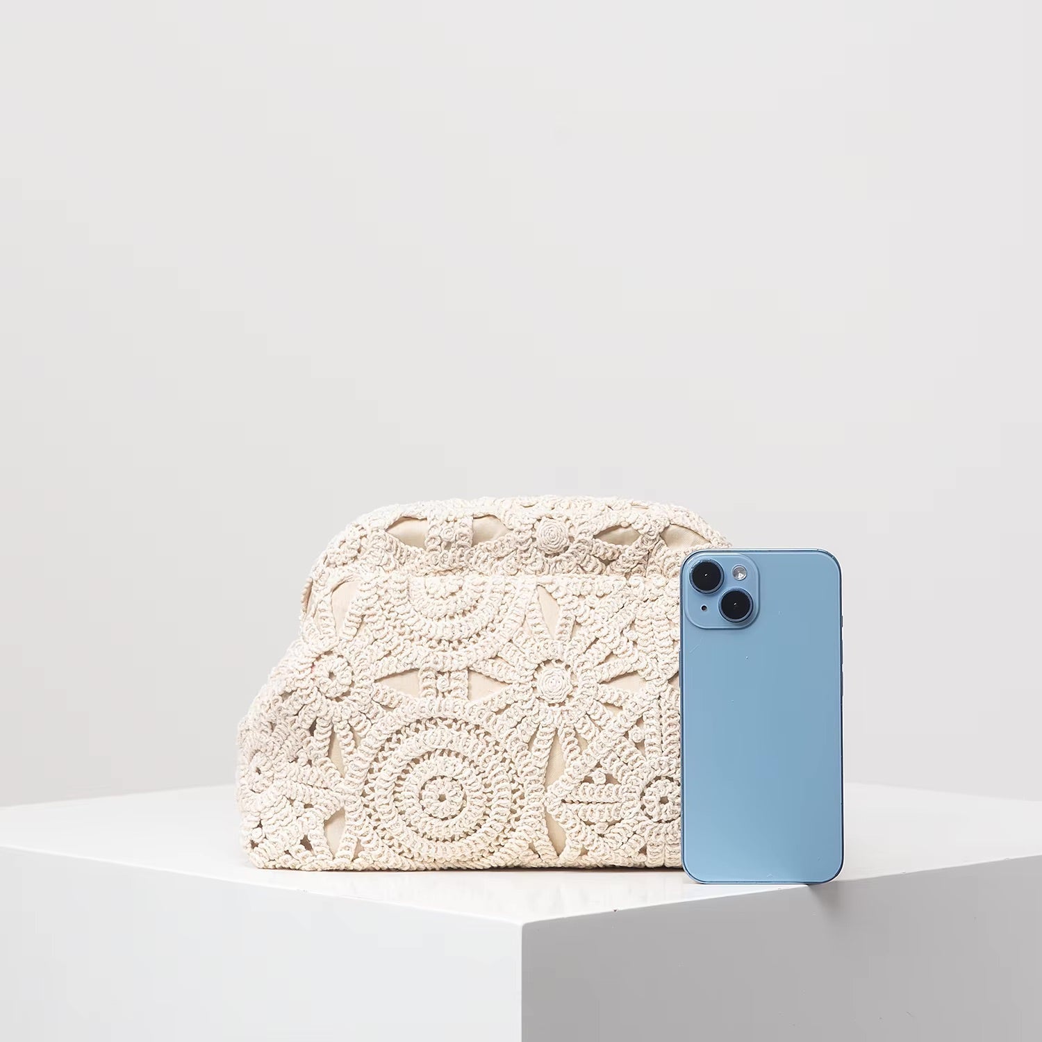 Clutch con trama intrecciata e chiusura magnetica