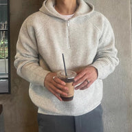 Esplora lo Stile con la Felpa con cappuccio TAEGU Semi Zip Scopri la felpa con cappuccio TAEGU Semi Zip, la scelta perfetta per chi desidera coniugare comfort e moda. Realizzata in un raffinato misto lana e cotone, questa felpa a coste offre un tocco di eleganza unico. Caratteristiche principali: Materiale: misto lana e cotone per un comfort superiore Struttura a coste che dona un aspetto distintivo Colletto con zip per una vestibilità versatile Vestibilità regolare, ideale per ogni outfit Il nostro modello