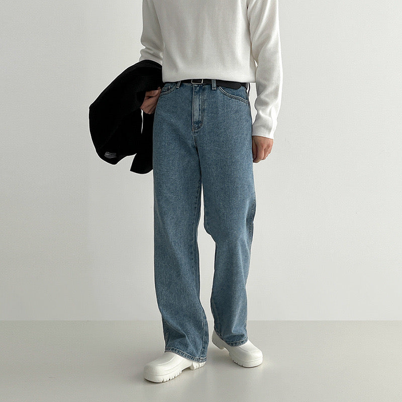 Scopri Comfort e Stile con i Jeans Dritti Presentiamo i nostri jeans dritti uomo per ogni occasione. Questi pantaloni denim uomo incarnano l'essenza del comfort e della versatilità, realizzati in jeans cotone uomo di alta qualità al 100%. Ideali come jeans classici uomo, offrono un look jeans casual uomo perfetto, rendendoli un'aggiunta indispensabile al tuo guardaroba. Realizzati in jeans morbidi, i nostri jeans si distinguono per un design a 5 tasche e una chiusura con bottoni, garantendo non solo stile m