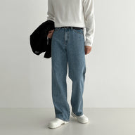 Scopri Comfort e Stile con i Jeans Dritti Presentiamo i nostri jeans dritti uomo per ogni occasione. Questi pantaloni denim uomo incarnano l'essenza del comfort e della versatilità, realizzati in jeans cotone uomo di alta qualità al 100%. Ideali come jeans classici uomo, offrono un look jeans casual uomo perfetto, rendendoli un'aggiunta indispensabile al tuo guardaroba. Realizzati in jeans morbidi, i nostri jeans si distinguono per un design a 5 tasche e una chiusura con bottoni, garantendo non solo stile m