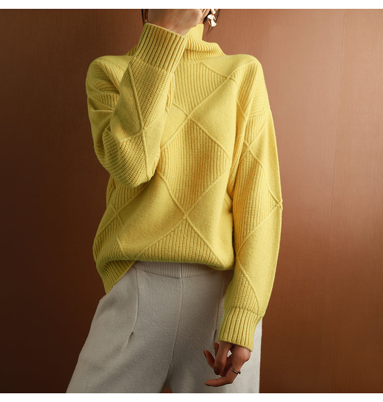 Testo alternativo: Donna che indossa un maglione dolcevita realizzato in cashmere di alta qualità. Il maglione è ideale per la stagione autunno inverno, offrendo comfort e calore grazie al suo tessuto morbido. Lo stile dolcevita caldo dona eleganza e praticità, perfetto per look casual o sofisticati. Parole chiave: maglione dolcevita donna, maglione cashmere donna, cashmere alta qualità, dolcevita caldo donna, moda autunno inverno