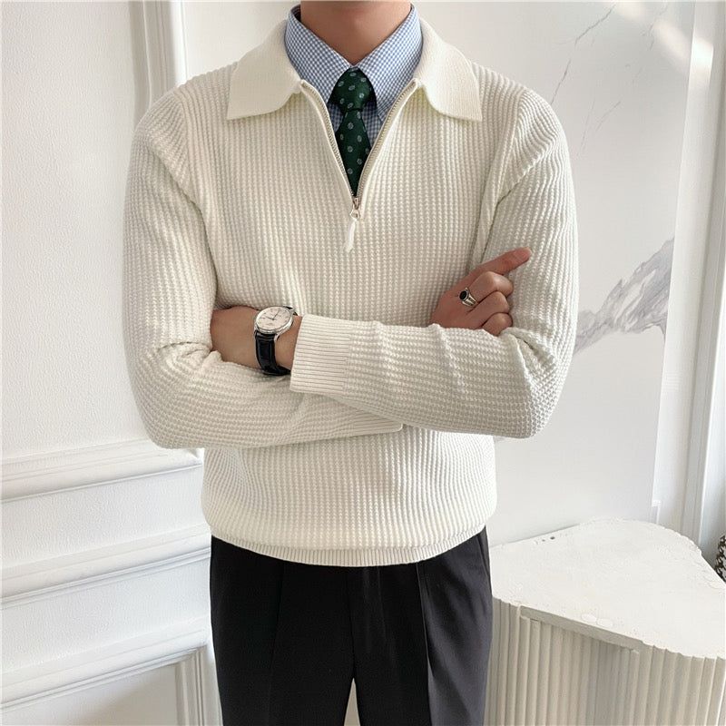 Maglione con zip: Stile, Comfort ed Eleganza Scopri il maglione uomo con cerniera che combina eleganza e funzionalità. Realizzato con 100% cotone di alta qualità, questo maglione mezza zip offre un comfort eccezionale, mantenendo uno stile senza tempo. La struttura a coste del design lo rende ideale per occasioni sia casual che eleganti. Caratteristiche principali del nostro maglione a zip: Materiale: 100% cotone per garantire traspirabilità e leggerezza. Design: Include una chiusura a mezza zip, con un col