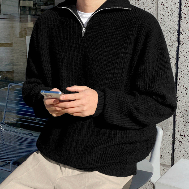 Scopri il Maglione da Uomo SEJONG Quarto di Zip Presentiamo il maglione SEJONG Quarto di Zip, un capo essenziale per ogni uomo che cerca stile e comfort. Realizzato in morbido cotone al 100%, questo maglione è perfetto per la stagione autunnale, combinando eleganza e praticità nel tuo guardaroba. Perfetto per Ogni Occasione: Che tu stia partecipando a un evento formale o a un'uscita casual, il nostro maglione zip svolge un ruolo versatile accompagnandoti con il suo look impeccabile. Caratteristiche Distinti