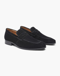 mocassini in camoscio, calzature eleganti, scarpe in pelle, mocassini di lusso, scarpe artigianali, moda uomo, mocassini in camoscio marrone, calzature di qualità superiore, scarpe raffinate, mocassini classici, stile uomo contemporaneo, calzature maschili fatte a mano, moda maschile sofisticata, scarpe di pelle pregiata, mocassini fashion uomo, eleganza maschile, stile italiano, artigianato