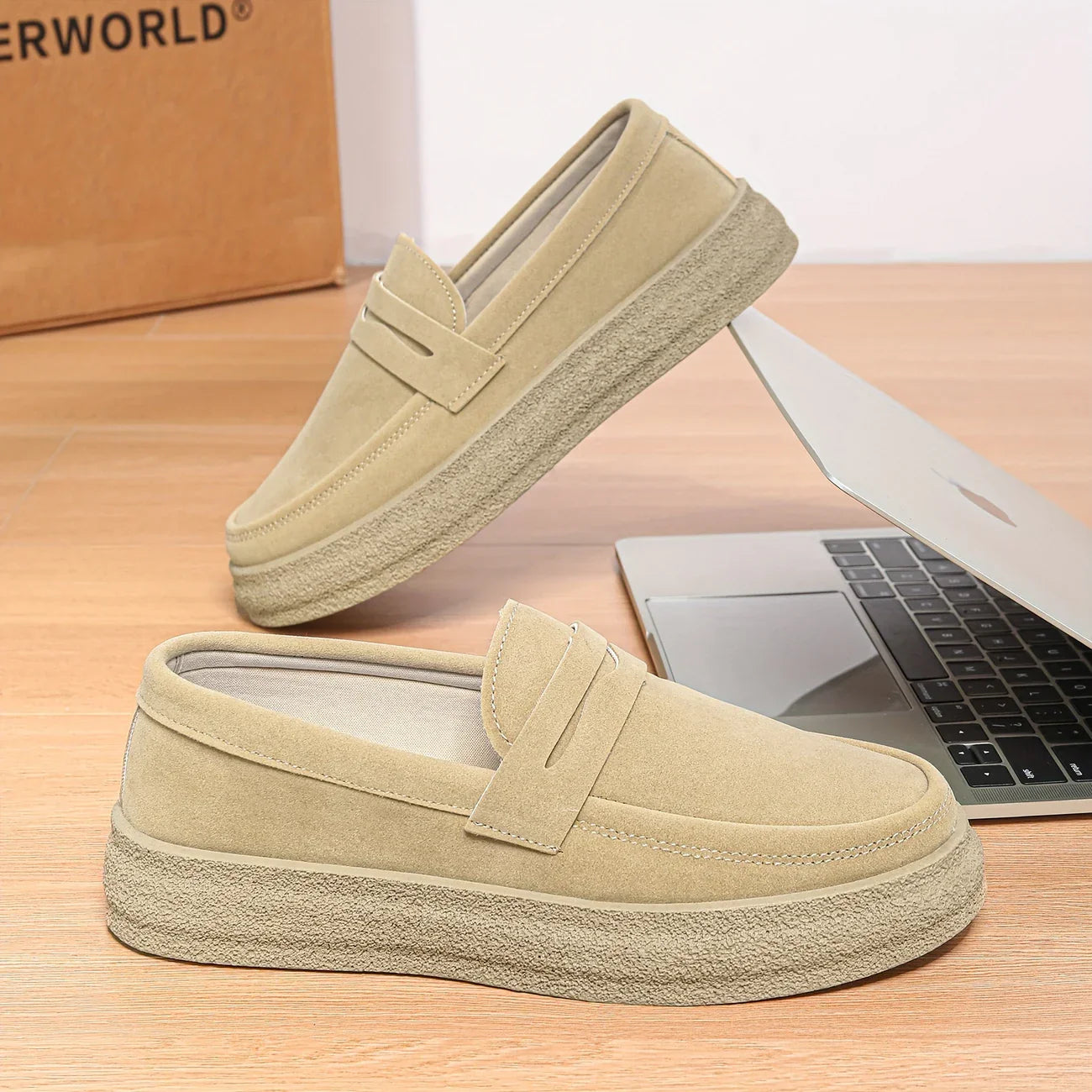 mocassini camoscio, scarpe eleganti casual, calzature comode, mocassini leggeri, scarpe antiscivolo, scarpe alla moda uomo, mocassini in suede, mocassini slip on, mocassini estivi, mocassini per uomini, mocassini resistenti, mocassini per occasioni casual, scarpe comode per ogni occasione, mocassini facili da abbinare