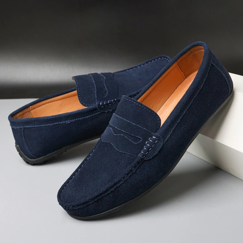 MOCASSINI IN PELLE SCAMOSCIATA LE DREUX Scopri il perfetto mix di comfort e raffinatezza con i nostri mocassini in pelle scamosciata, progettati per l'uomo che desidera stile e conforto. Queste scarpe slip on offrono un design classico e versatile, perfetto per ogni occasione, dal casual alle situazioni più eleganti. Realizzati con vera pelle scamosciata, questi mocassini sono dotati di un plantare imbottito che garantisce un supporto eccezionale per i tuoi piedi. Mocassini in vera pelle scamosciata Plantar