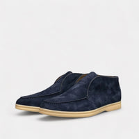 OLD MONEY Suede Shoes - Mocassini Eleganti in Pelle per Uomo Scopri il modello di mocassino più elegante mai creato, ispirato allo stile senza tempo dell'Estetica Vecchio Denaro. Perfetti per ogni occasione, i nostri mocassini in pelle rappresentano l'ideale per chi cerca uno stile unico e sofisticato. Abbinali perfettamente con tutti i pantaloni della collezione Wearoldmoney da estate a inverno. Queste scarpe moda uomo offrono un design autentico e intramontabile che mescola semplicità ed eleganza ineguagl