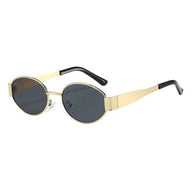 Envy Lunette de Soleil Femme | Retro Tendenza 2025 Stile contemporaneo: ispirato alle ultime tendenze della moda e delle sfilate – per un look sempre al top. Protezione totale UV400: garantisce la protezione degli occhi dai raggi nocivi, offrendo una visione chiara senza distorsioni. Ultra comfort: montatura leggera e ergonomica per un uso confortevole tutto il giorno, senza punti di pressione. Dimensioni: Larghezza dei vetri: 54 mm Altezza dei vetri: 38 mm Ponte nasale: 21 mm Larghezza della montatura (cer