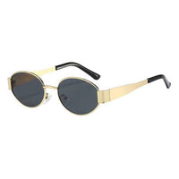 Envy Lunette de Soleil Femme | Retro Tendenza 2025 Stile contemporaneo: ispirato alle ultime tendenze della moda e delle sfilate – per un look sempre al top. Protezione totale UV400: garantisce la protezione degli occhi dai raggi nocivi, offrendo una visione chiara senza distorsioni. Ultra comfort: montatura leggera e ergonomica per un uso confortevole tutto il giorno, senza punti di pressione. Dimensioni: Larghezza dei vetri: 54 mm Altezza dei vetri: 38 mm Ponte nasale: 21 mm Larghezza della montatura (cer