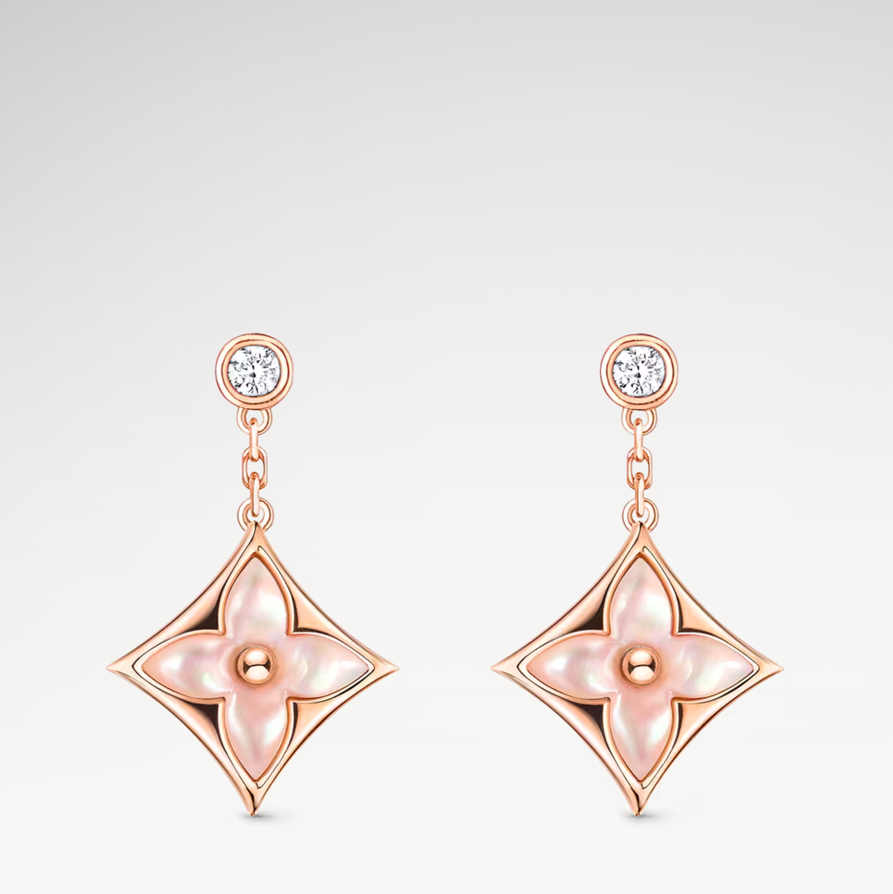 orecchini pendenti, orecchini floreali, orecchini eleganti, orecchini rosa cipria, gioielli raffinati, accessori femminili, orecchini con catena. Orecchini pendenti in tonalità rosa cipria dal design floreale, eleganti e raffinati, realizzati con una delicata catena metallizzata, ideali come accessori femminili; perfetti per occasioni speciali e per valorizzare un look sofisticato.