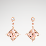 orecchini pendenti, orecchini floreali, orecchini eleganti, orecchini rosa cipria, gioielli raffinati, accessori femminili, orecchini con catena. Orecchini pendenti in tonalità rosa cipria dal design floreale, eleganti e raffinati, realizzati con una delicata catena metallizzata, ideali come accessori femminili; perfetti per occasioni speciali e per valorizzare un look sofisticato.