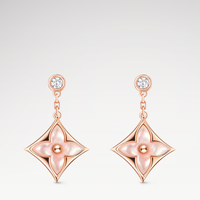 orecchini pendenti, orecchini floreali, orecchini eleganti, orecchini rosa cipria, gioielli raffinati, accessori femminili, orecchini con catena. Orecchini pendenti in tonalità rosa cipria dal design floreale, eleganti e raffinati, realizzati con una delicata catena metallizzata, ideali come accessori femminili; perfetti per occasioni speciali e per valorizzare un look sofisticato.