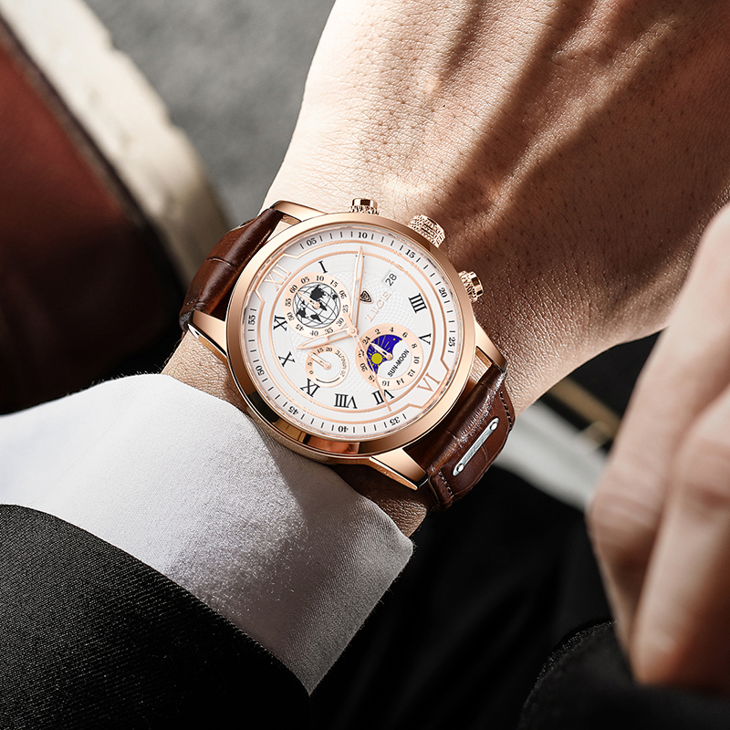 Eleganza e Precisione con l'Orologio da Uomo Scopri una nuova era di eleganza e funzionalità con il nostro orologio cronografo, un accessorio di moda che unisce un design senza tempo a una precisione impeccabile. Questo orologio analogico da uomo si distingue per il suo cinturino in pelle marrone di alta qualità, una cassa robusta e un movimento preciso, rendendolo l'accessorio perfetto per ogni occasione. Perfettamente adatto per l'uso quotidiano o eventi speciali: questo orologio offre un design distintiv