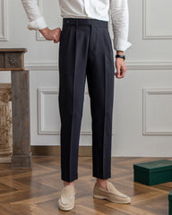 pantaloni eleganti, pantaloni a vita alta, pantaloni sartoriali, pantaloni formali uomo, pantaloni neri uomo, moda uomo, abbigliamento uomo, stile uomo, pantaloni da uomo eleganti, pantaloni uomo classici, pantaloni uomo moderni, pantaloni neri sartoriali uomo, moda maschile raffinata, abbigliamento maschile elegante, stile maschile contemporaneo, pantaloni uomo da cerimonia, pantaloni formali