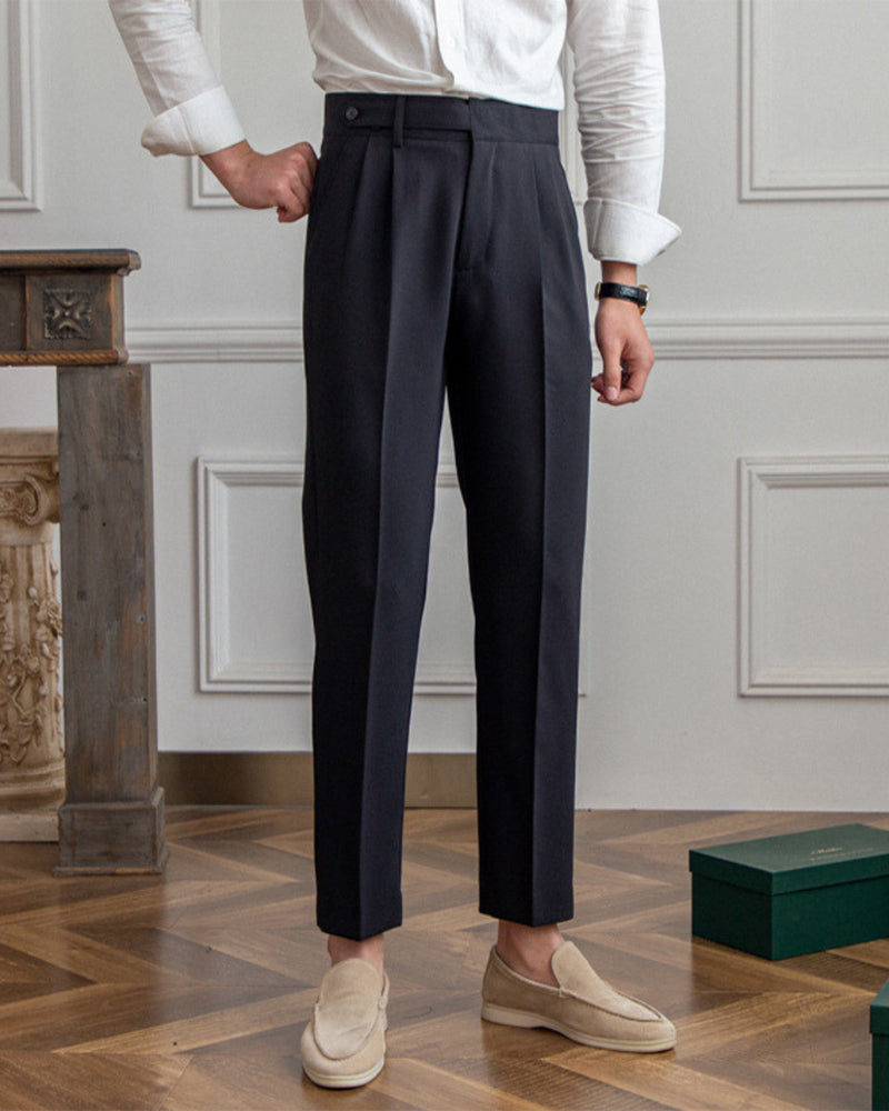 pantaloni eleganti, pantaloni a vita alta, pantaloni sartoriali, pantaloni formali uomo, pantaloni neri uomo, moda uomo, abbigliamento uomo, stile uomo, pantaloni da uomo eleganti, pantaloni uomo classici, pantaloni uomo moderni, pantaloni neri sartoriali uomo, moda maschile raffinata, abbigliamento maschile elegante, stile maschile contemporaneo, pantaloni uomo da cerimonia, pantaloni formali