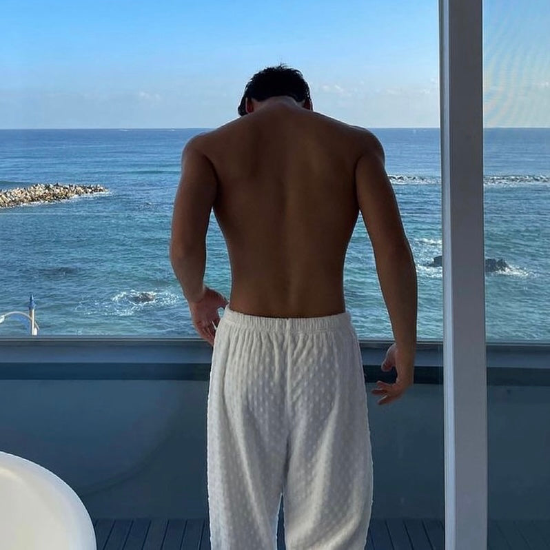 Elevate il Vostro Stile con i Pantaloni in Jacquard Scopri i pantaloni in jacquard: il capo perfetto per ogni uomo che desidera unire stile e comfort. Realizzati in morbido misto cotone, questi pantaloni jacquard offrono una vestibilità oversize che rappresenta l'ultima frontiera della moda uomo. Il loro design elegante li rende ideali per le stagioni autunno inverno, assicurando un look sofisticato ad ogni occasione.