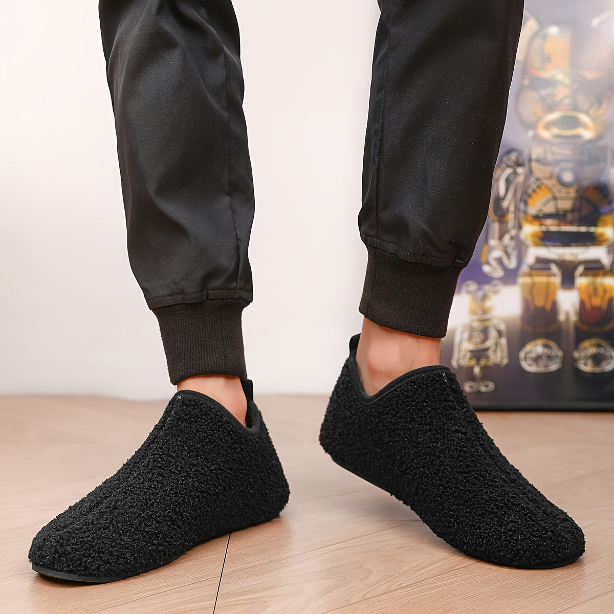 Scopri le nostre pantofole nere, perfette per ogni casa. Queste pantofole comfort sono ideali per momenti di relax. Progettate per essere pantofole antiscivolo, offrono sicurezza su qualsiasi superficie. Le pantofole casa con il loro interno morbido garantiscono un'esperienza unica. Abbinale per un look elegante e moderno, rendendole pantofole eleganti adatte a ogni occasione. Non perdere l'opportunità di provare queste pantofole moderne e comode.