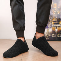 Scopri le nostre pantofole nere, perfette per ogni casa. Queste pantofole comfort sono ideali per momenti di relax. Progettate per essere pantofole antiscivolo, offrono sicurezza su qualsiasi superficie. Le pantofole casa con il loro interno morbido garantiscono un'esperienza unica. Abbinale per un look elegante e moderno, rendendole pantofole eleganti adatte a ogni occasione. Non perdere l'opportunità di provare queste pantofole moderne e comode.