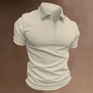 Testo alternativo: uomo che indossa una polo estiva, polo traspirante e leggera, rappresentante uno stile elegante tipico dell’abbigliamento estivo uomo; la polo, perfetta per la moda estiva uomo, unisce comfort e raffinatezza grazie al tessuto leggero e traspirante. Parole chiave: polo estiva, polo traspirante, polo elegante, polo leggera, abbigliamento estivo uomo, moda estiva uomo