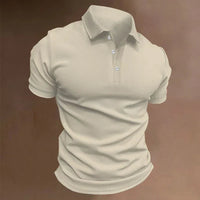 Testo alternativo: uomo che indossa una polo estiva, polo traspirante e leggera, rappresentante uno stile elegante tipico dell’abbigliamento estivo uomo; la polo, perfetta per la moda estiva uomo, unisce comfort e raffinatezza grazie al tessuto leggero e traspirante. Parole chiave: polo estiva, polo traspirante, polo elegante, polo leggera, abbigliamento estivo uomo, moda estiva uomo