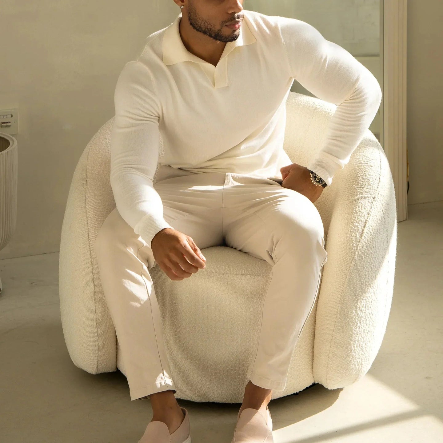 DANWON Polo a Manica Lunga: Eleganza e Confort Scopri una polo a maniche lunghe creata per chi apprezza il lusso discreto. Realizzata con un tessuto a maglia premium, questa polo offre una sensazione di morbidezza e traspirabilità, adattandosi perfettamente alla silhouette maschile. Ideale per chi cerca un abbigliamento maschile elegante che unisce stile e funzionalità. Sofisticato scollo a V – Un dettaglio che aggiunge un tocco raffinato al vostro look senza sforzo.