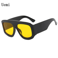 Occhiali da sole quadrati alla moda