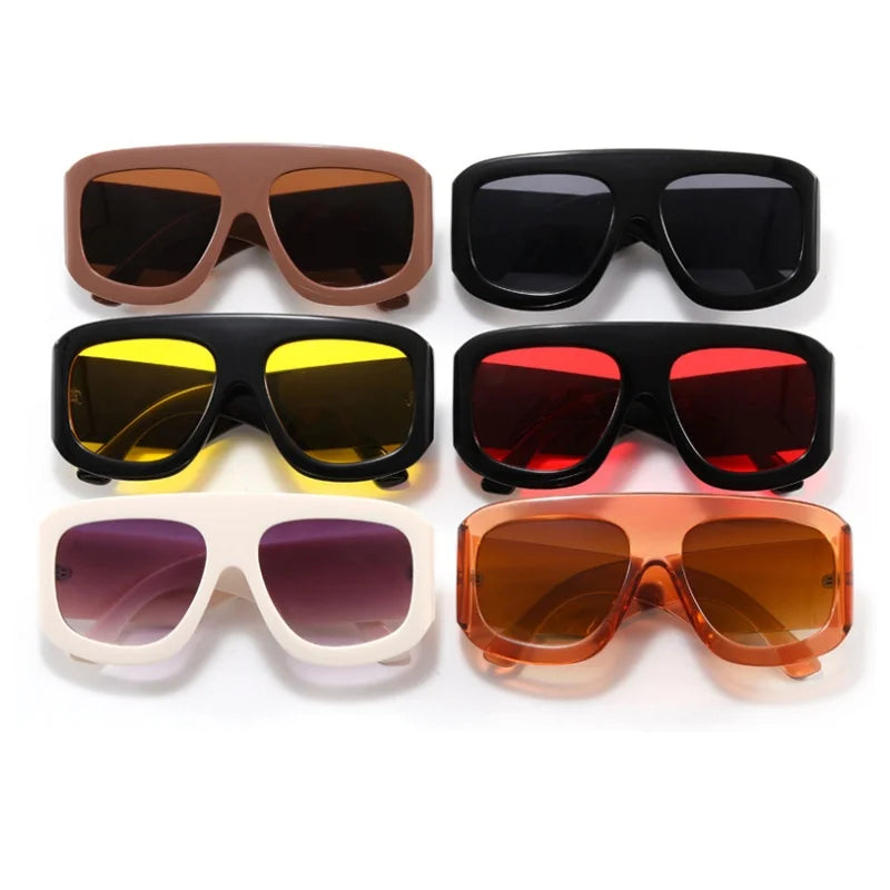 Occhiali da sole quadrati alla moda